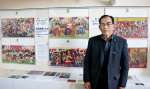 色鮮やかな西南戦争の錦絵と山下博明さん＝都城市の道の駅山之口