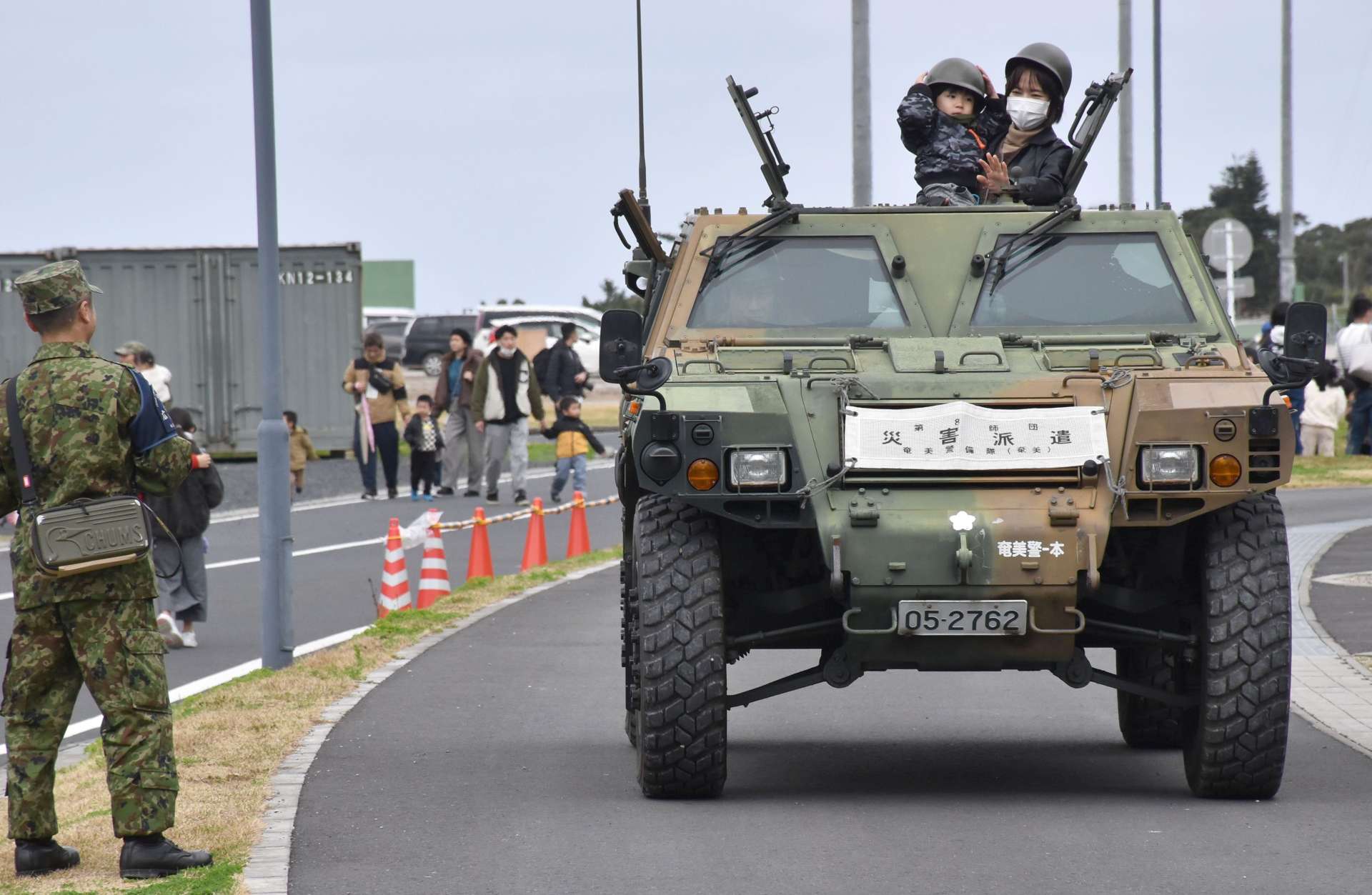 自衛隊車両に体験搭乗する来場者＝奄美市名瀬の陸自奄美駐屯地