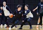 富山戦に向けて調整するレブナイズの藤本（中央）ら＝１２日、郡山体育館