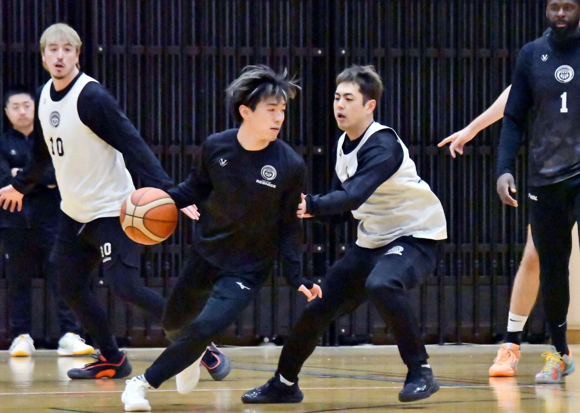 富山戦に向けて調整するレブナイズの藤本（中央）ら＝１２日、郡山体育館