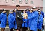 東海大農学部の同級生らの差し入れを受け、喜ぶ廣池康志郎投手（手前左）＝１３日、都城市の都城運動公園野球場
