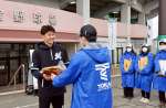 東海大農学部の同級生らの差し入れを受け、喜ぶ廣池康志郎投手＝１３日、都城市の都城運動公園野球場