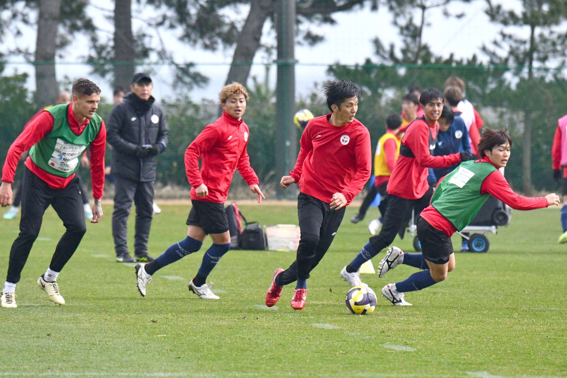 開幕戦に向け連係を確認する鹿児島Ｕの選手たち＝ユニータ