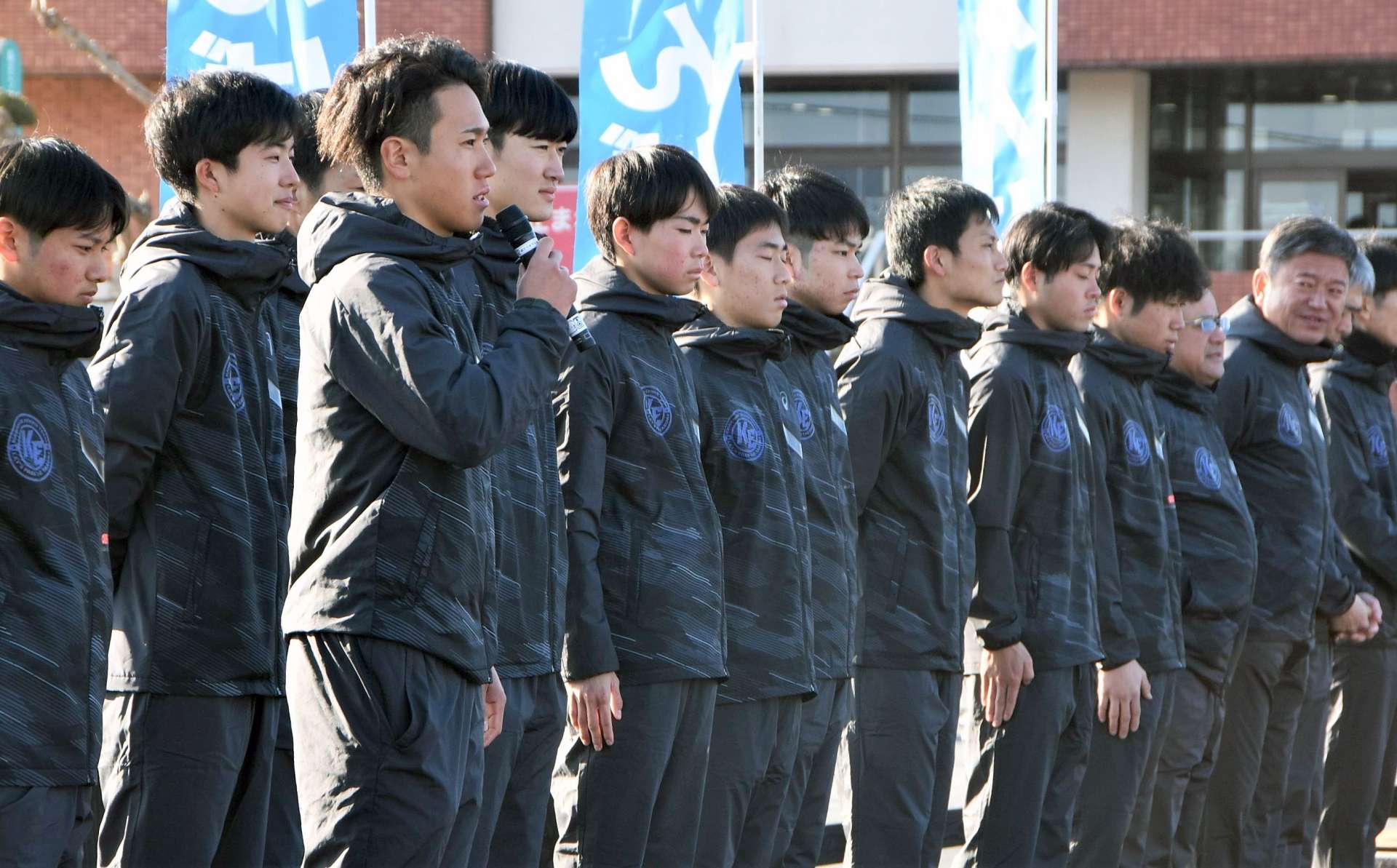 壮行会で健闘を誓う川辺チーム＝１４日、南さつま市役所