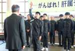 出発式で目標達成を誓う選手ら＝１４日、鹿屋市役所