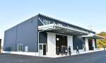 完成した新倉庫を見学する関係者ら＝１４日、薩摩川内市