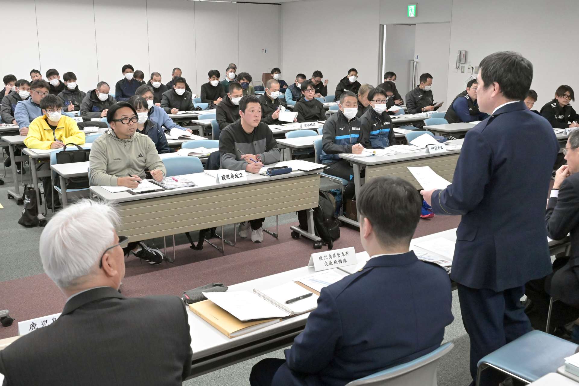 鹿児島県警本部の注意事項を聞く駅伝関係者ら＝１４日、鹿児島市の南日本新聞会館
