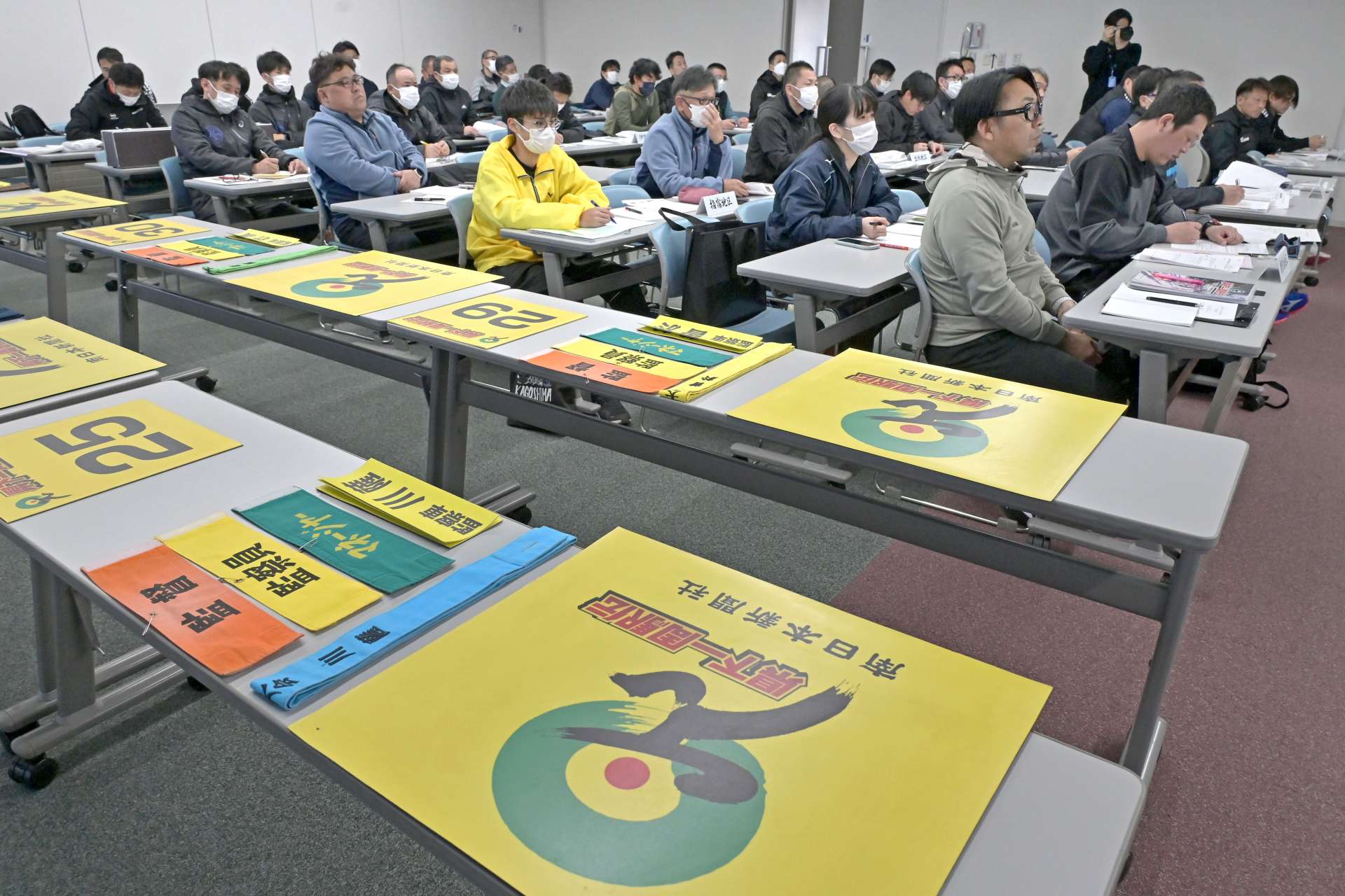 競技上の注意を聞く１２チームのスタッフ＝１４日、鹿児島市の南日本新聞会館