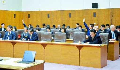 鹿児島県執行部に質問するため、挙手する県議＝１４日、県議会