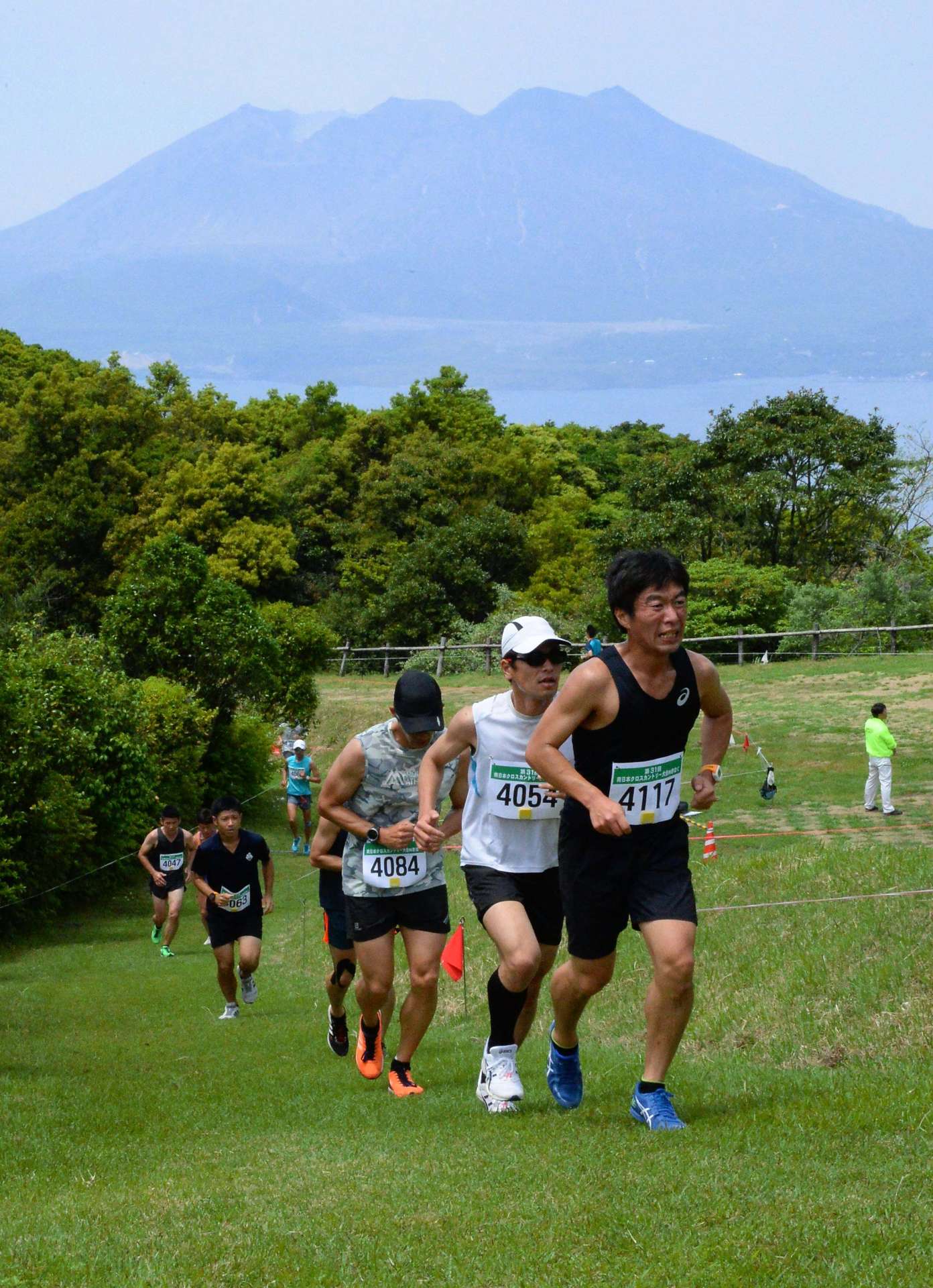 〈資料写真〉ゴールを目指し急な上り坂を駆け上がる選手たち