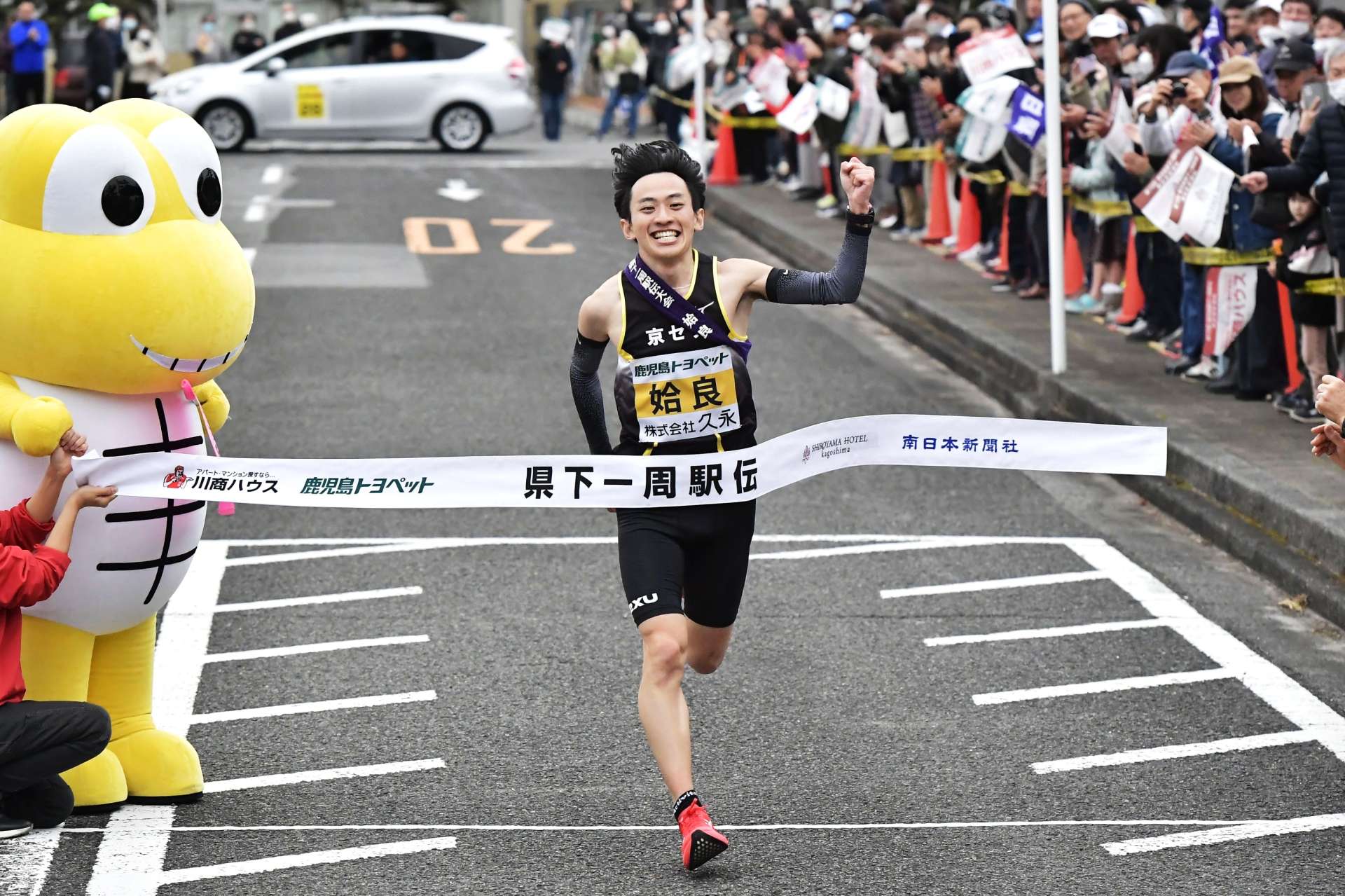 トップでゴールする姶良チーム＝１５日、南さつま市