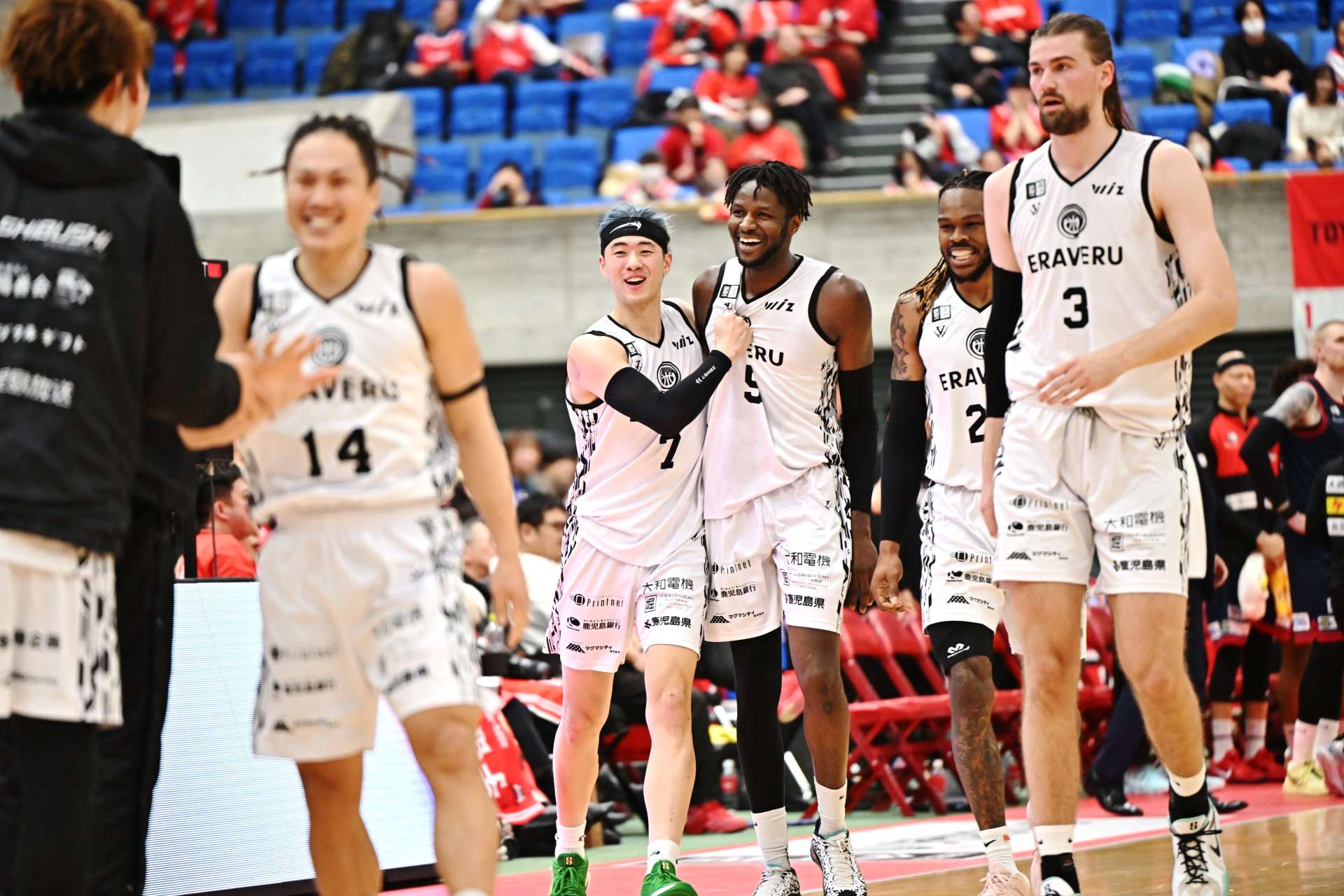 第４クオーター、逆転の３点シュートを決め、祝福を受けるレブナイズの伴馬（右から３人目）＝富山市総合体育館