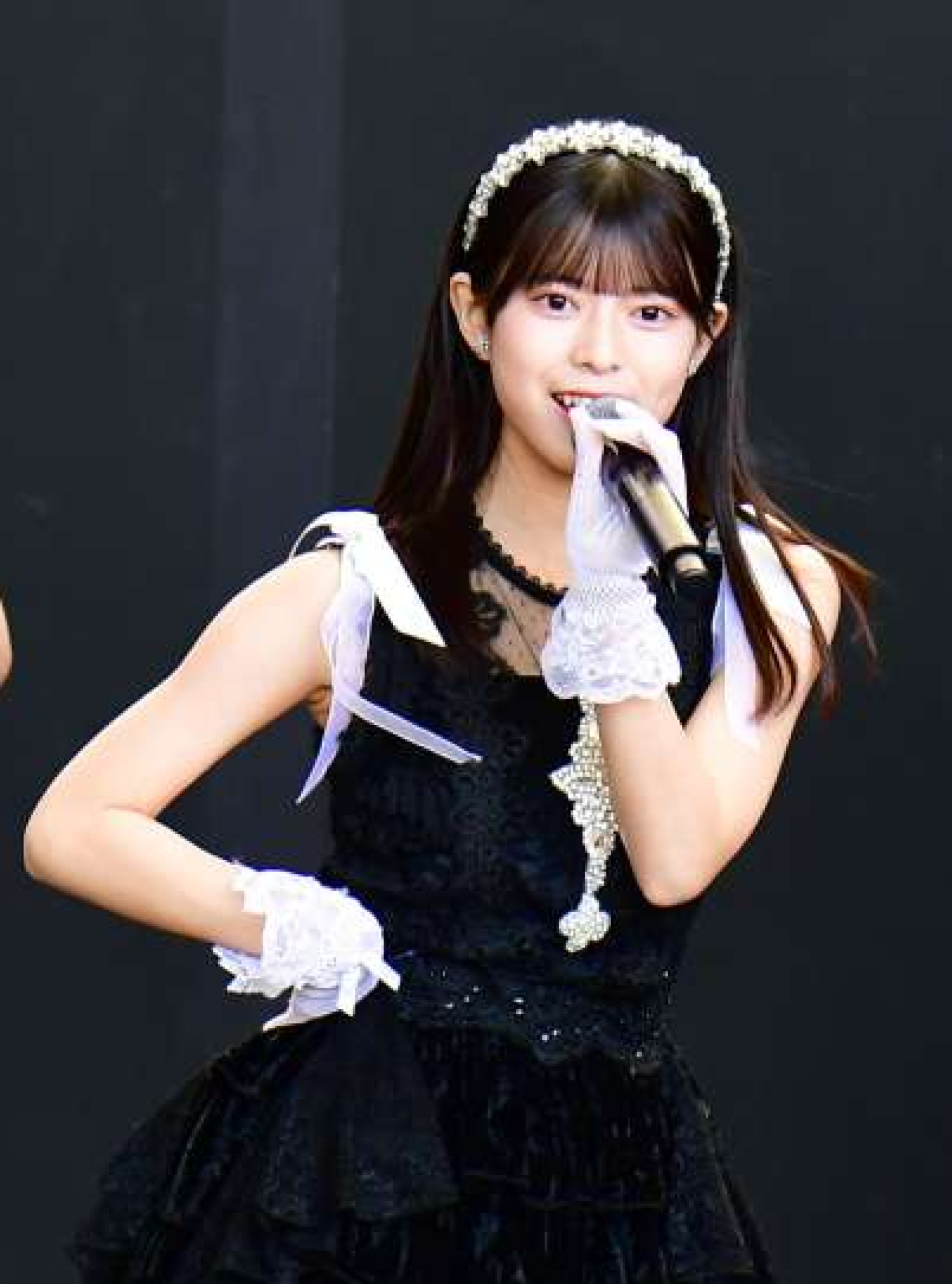 地元での初ステージに立つ「ロージークロニクル」の上村麗菜＝１１日、鹿児島市のアミュ広場
