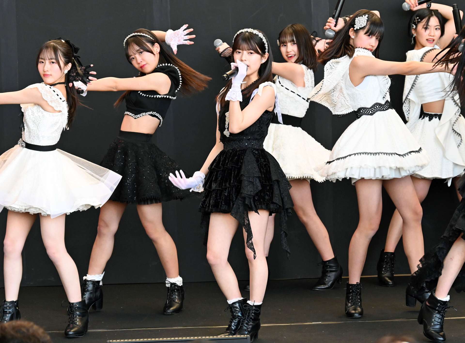 地元での初ステージに立つ「ロージークロニクル」の上村麗菜（中央）＝１１日、鹿児島市のアミュ広場