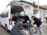 入所者の避難訓練をする施設関係者＝１５日、薩摩川内市の「お多麻さんの家」