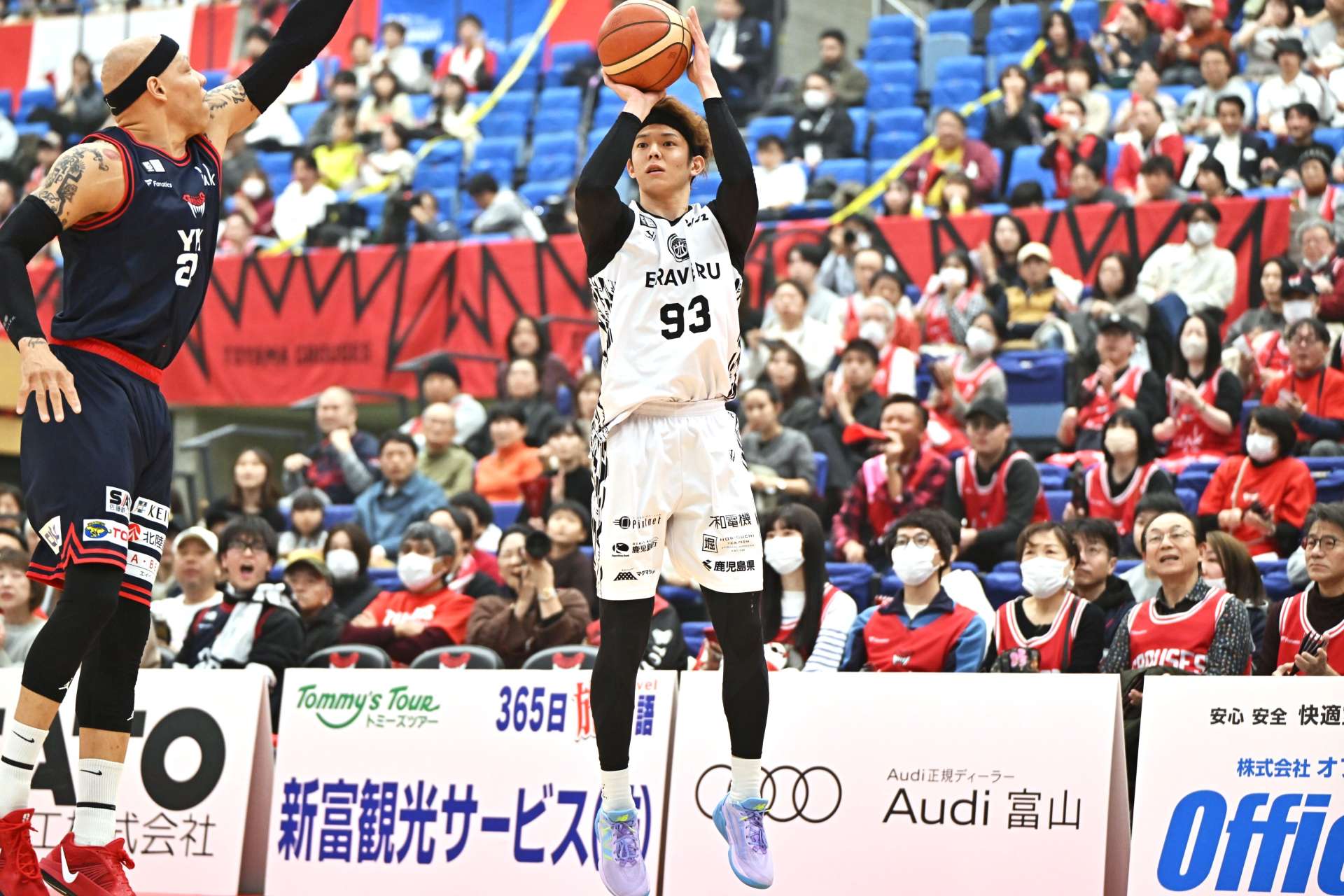 第１クオーター、レブナイズのガード上良がシュートを放つ＝富山市総合体育館館（©B.LEAGUE）