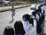 新コースの沿道で、先輩の川薩チーム・西手新陽選手に声援を送る川内南中学校の陸上部員たち＝１６日、薩摩川内市