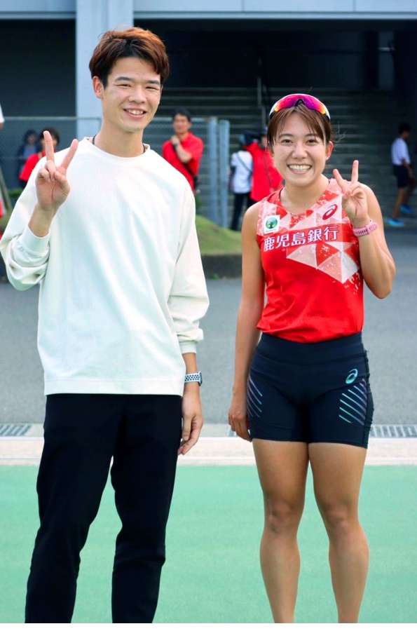 吉鶴実選手（左）と妻の上原美幸さん＝２０２４年５月４日、鹿児島市与次郎２丁目の県立鴨池補助競技場（上原さん提供）