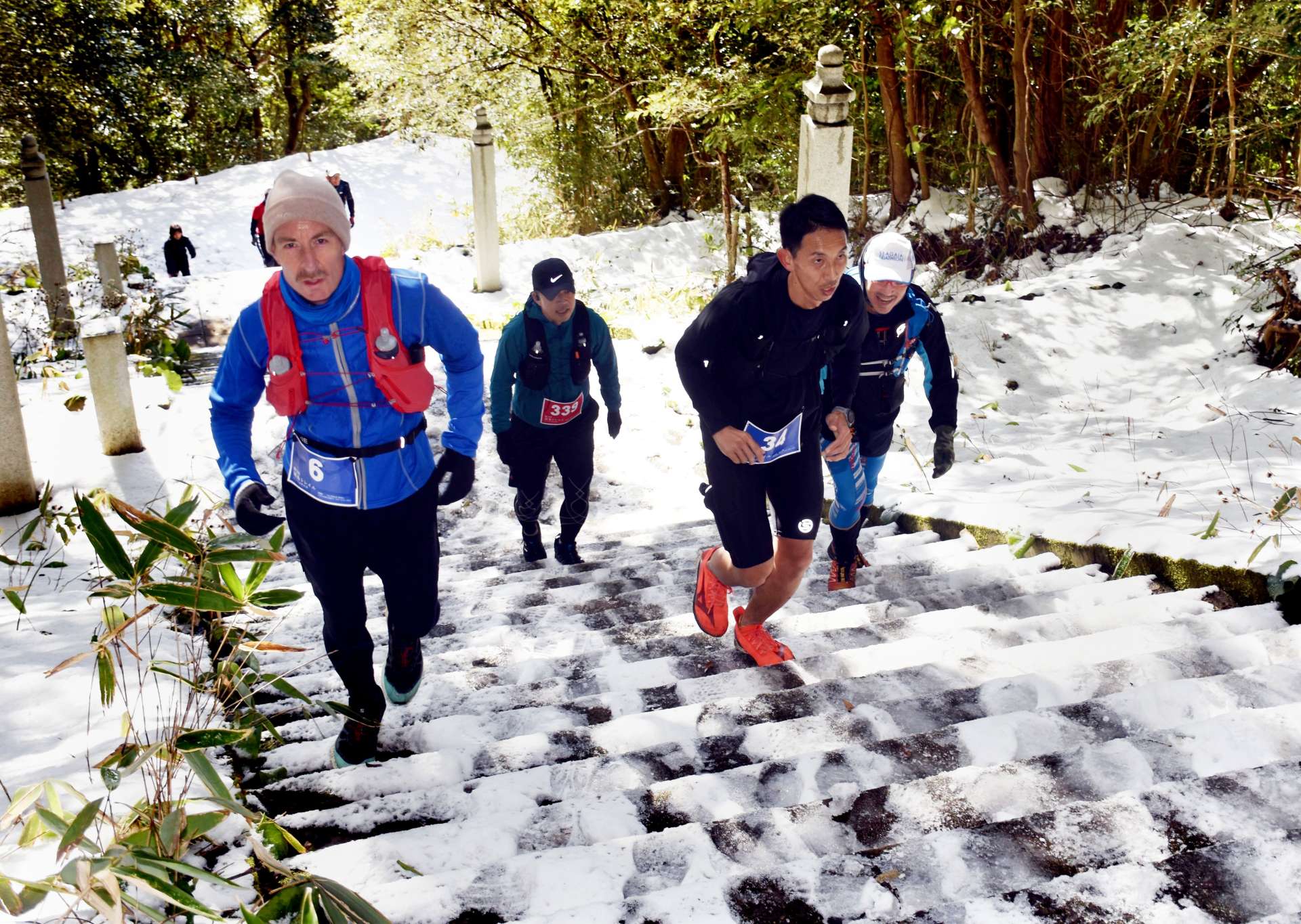 雪の残るコースを駆け抜ける参加者＝いちき串木野市