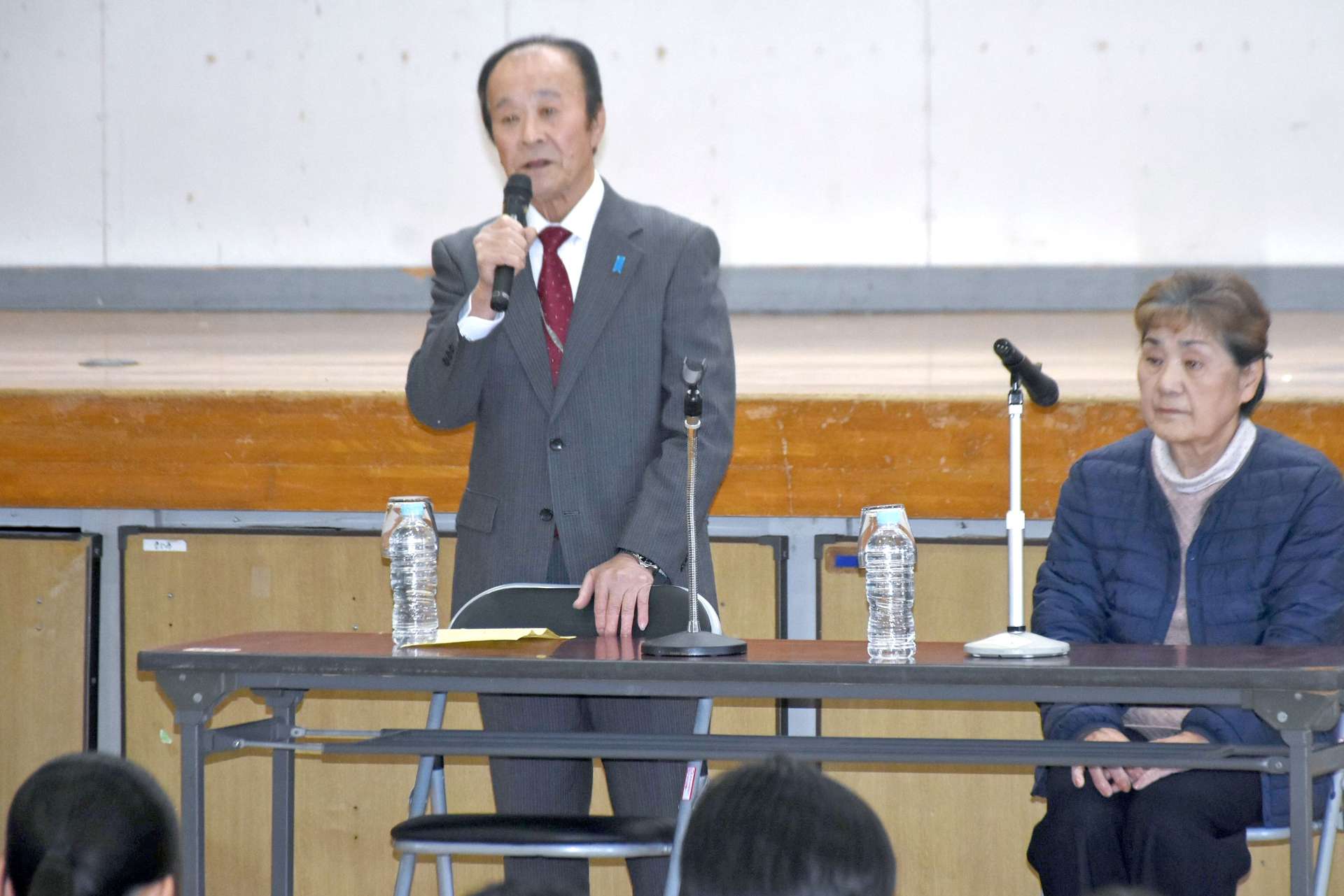 （資料写真）市川健一さん（左）