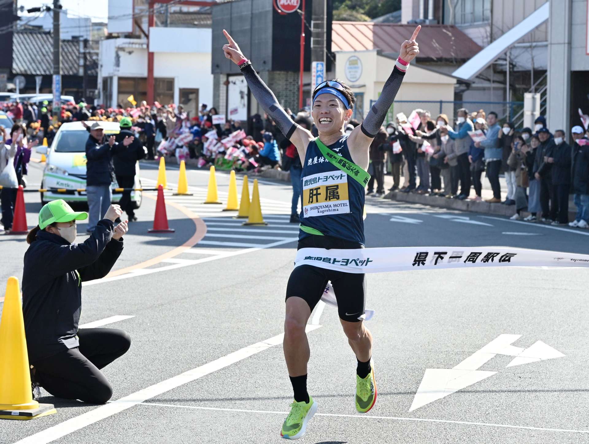 日間優勝を果たしゴールする肝属チーム＝１８日、鹿屋市大手町