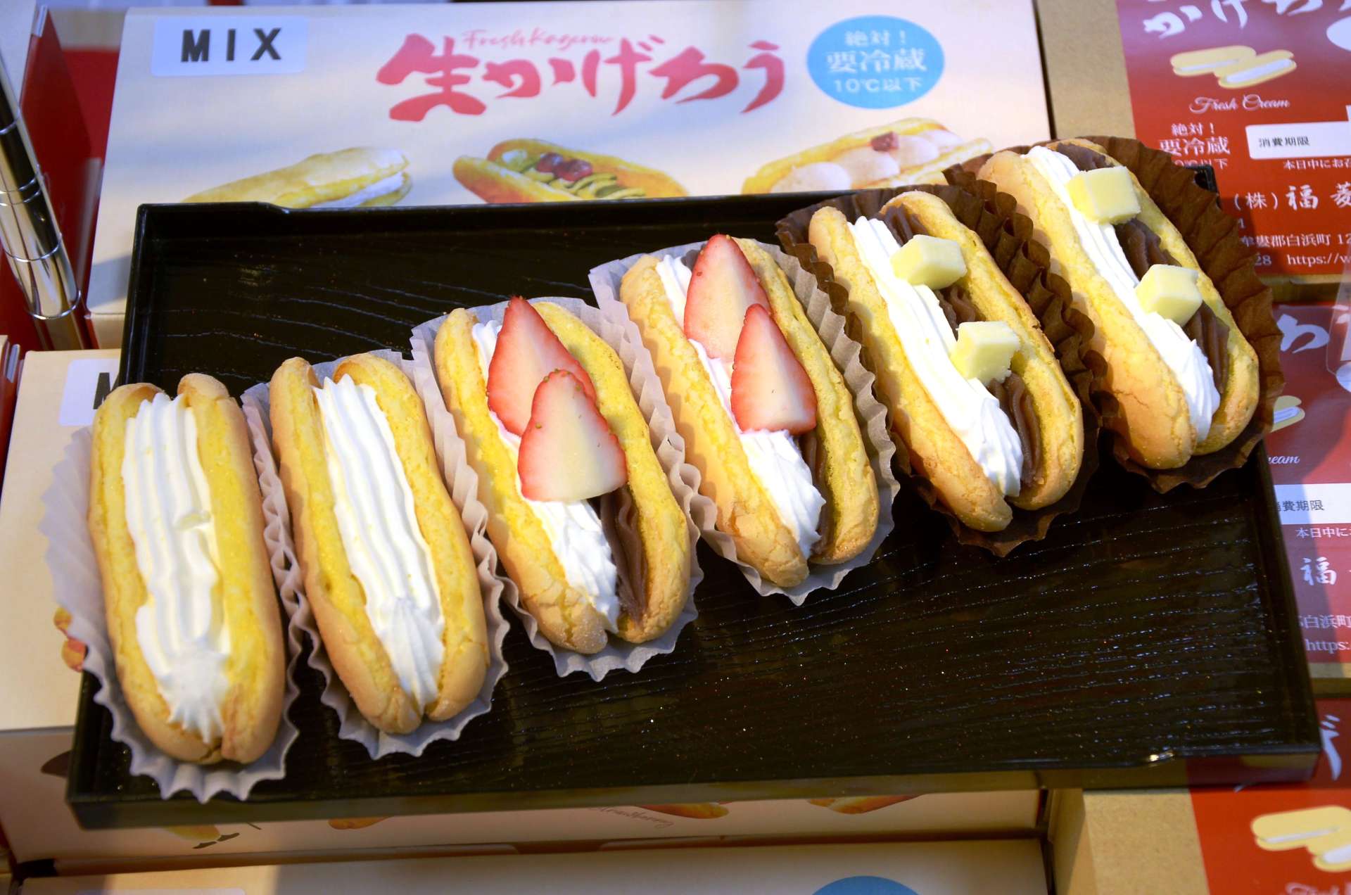 会場で販売する和歌山県の銘菓「生かげろう」＝１８日、鹿児島市の山形屋