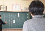 自己推薦入試を控え、プレゼンテーションの練習に取り組む生徒と進路指導主任の教諭＝３日、鹿児島市の皇徳寺中学校
