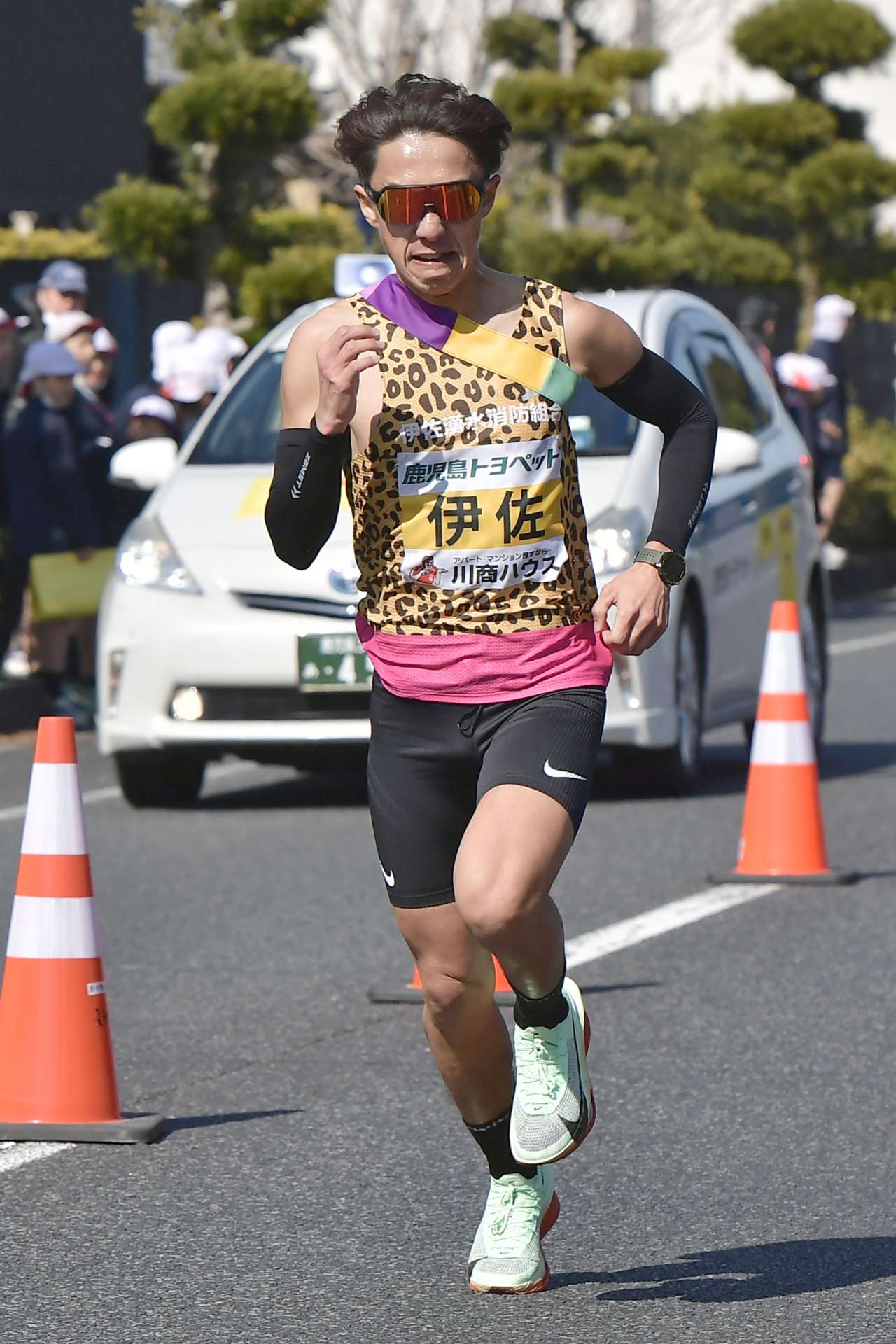 懸命に腕を振り中継所に飛び込む伊佐の尾上大樹選手＝１８日午後、肝付町新富