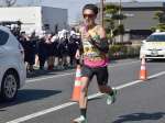 懸命に腕を振り中継所に飛び込む伊佐の尾上大樹選手＝１８日、肝付町新富