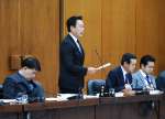 質問する川内博史議員＝１８日、国会