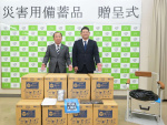 南九州市に「非常用臭わないトイレセット」を寄贈した河野洋一郎社長（右）＝同市役所