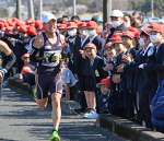 子どもたちの声援を受け、中継所に向かう曽於の大野勝太選手＝１９日午後、霧島市国分福島