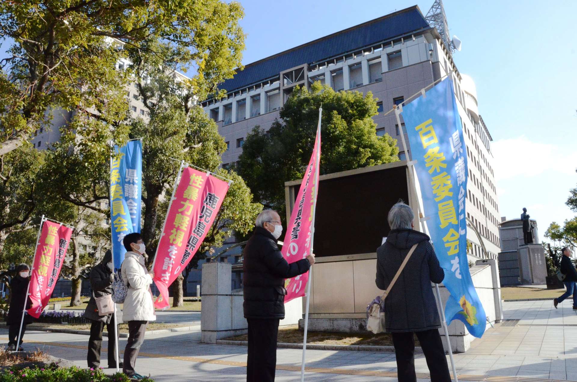 鹿児島県警の不祥事を巡り「県議会に百条委員会設置を」と訴える市民ら＝１９日、鹿児島市の県警本部前