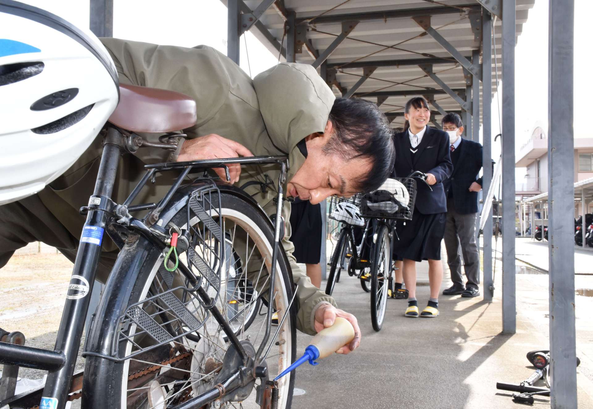 （別カット）生徒の自転車を念入りに点検し整備する有岡直生さん