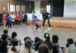 園児にシュートのコツを指導する田上裕さん＝１９日、指宿市のコスモス幼稚園