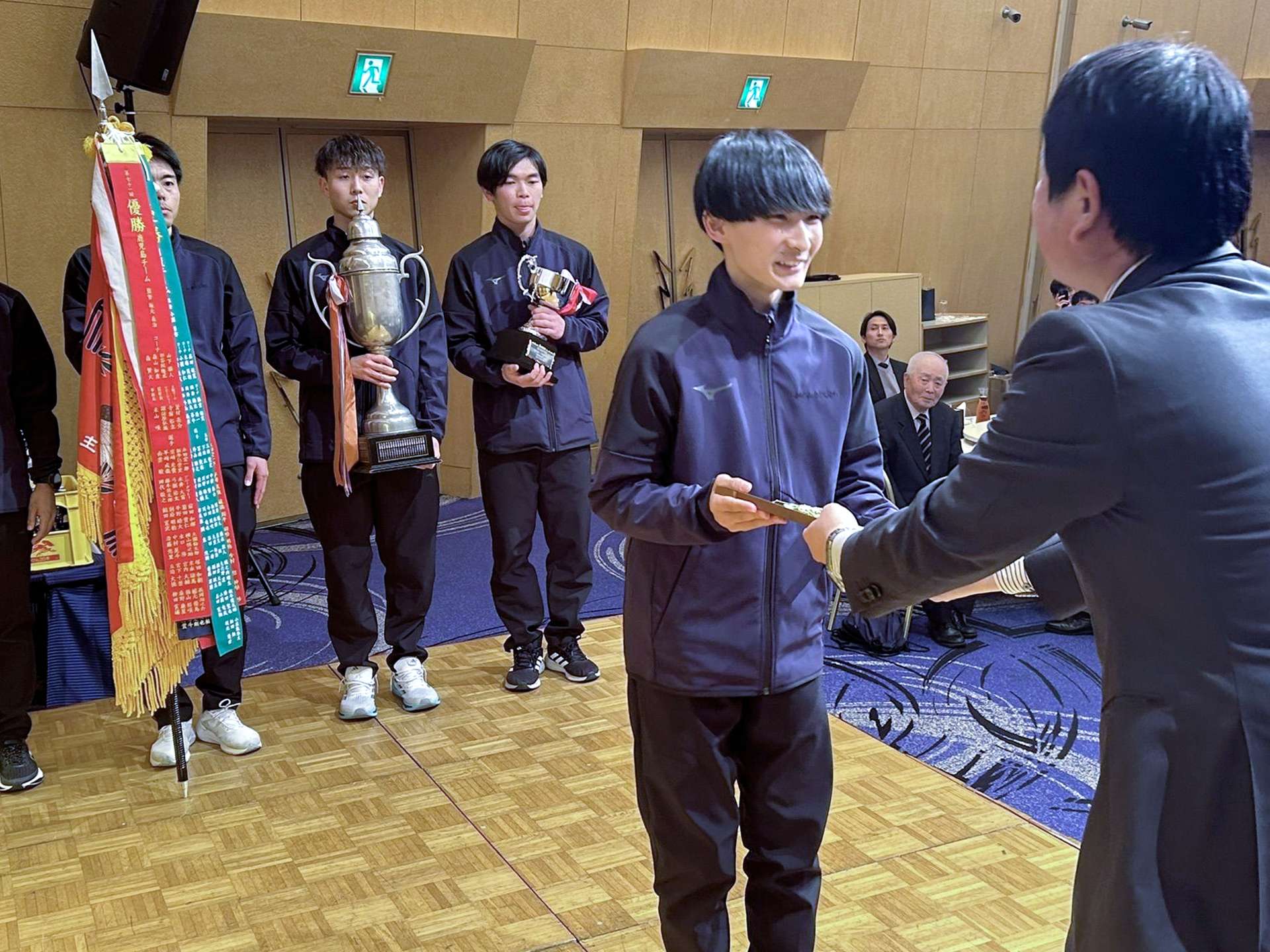 表彰を受ける姶良チームの選手＝１９日、霧島市のホテル京セラ