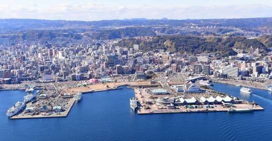 〈関連〉昼間のドルフィンポート跡地。サーカス会場は海辺の一等地にある＝１月１０日（本社チャーター機から）