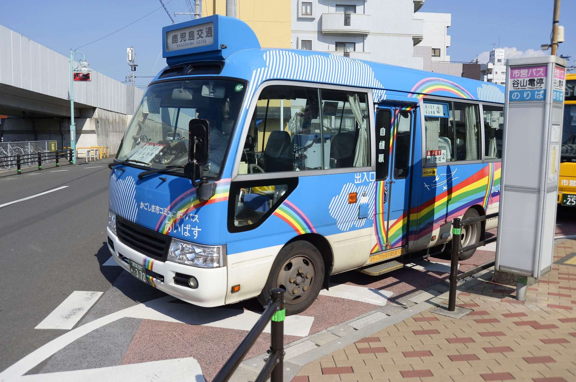 谷山地域を走る「あいばす」＝鹿児島市東谷山２丁目