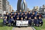 ５年ぶりの総合優勝を喜ぶ姶良チーム＝１９日、鹿児島市のみなと大通り公園