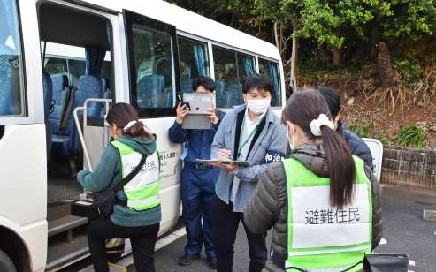 集合場所からバスに乗り込み、避難する住民＝２８日、和泊町和泊