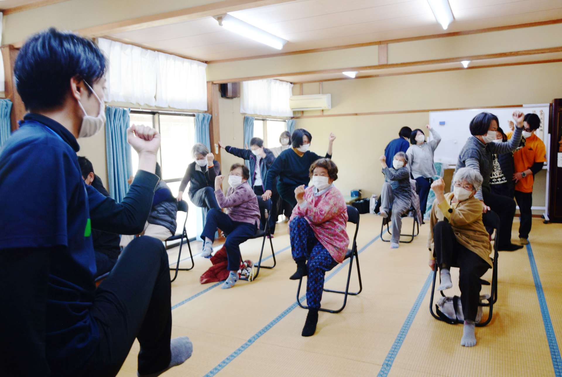理学療法士の指導の下で健康増進に励む地域住民ら＝さつま町求名