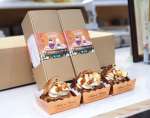鹿屋農業高校の生徒が生産したサツマイモで作った洋菓子「ＮＯＵＫＯＵシュークリー芋」＝２１日、霧島市の鹿児島空港