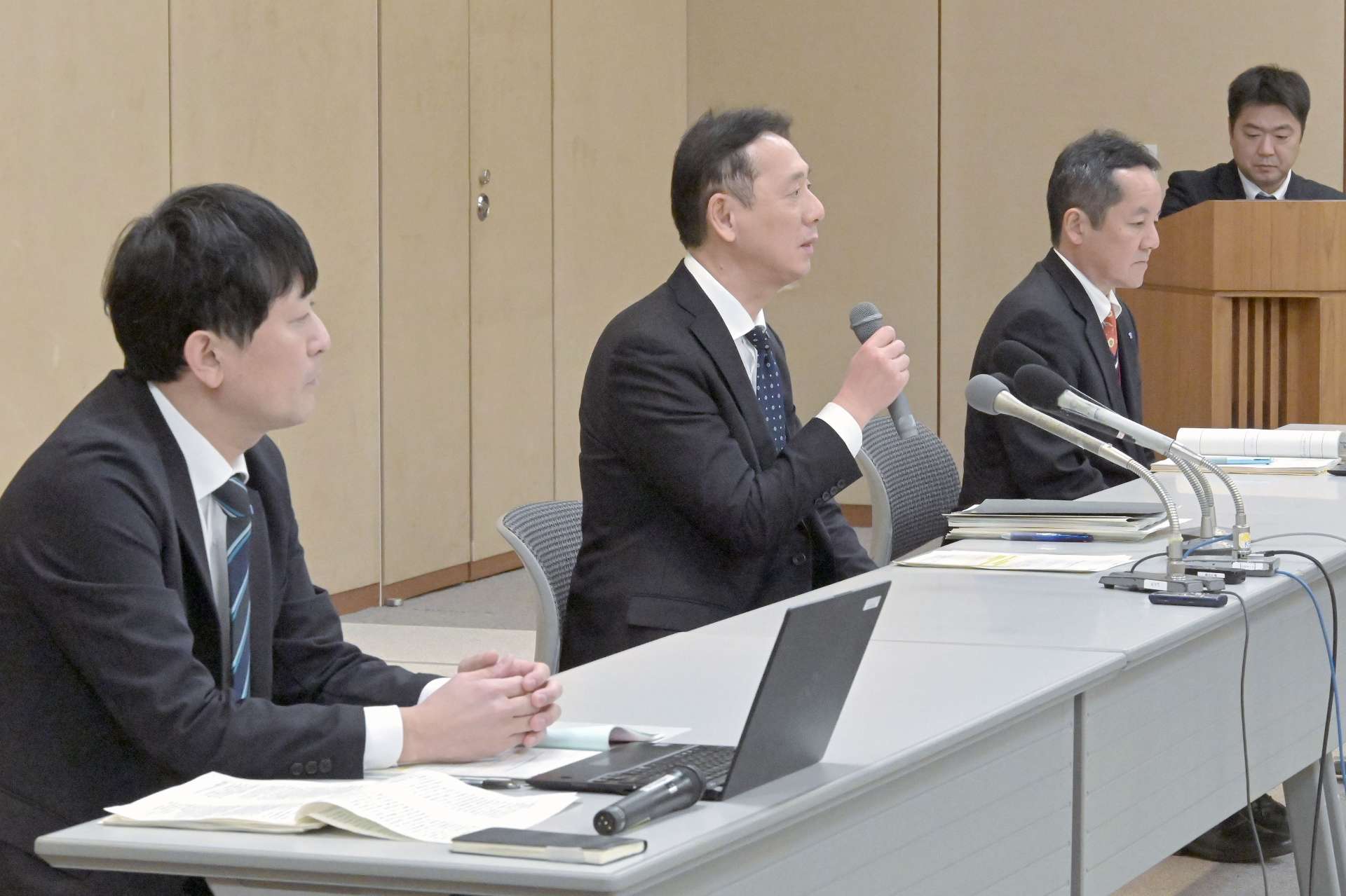 判決を受け報道陣向け会見を開く九州電力の関係者＝２１日、鹿児島市の九州電力鹿児島支店
