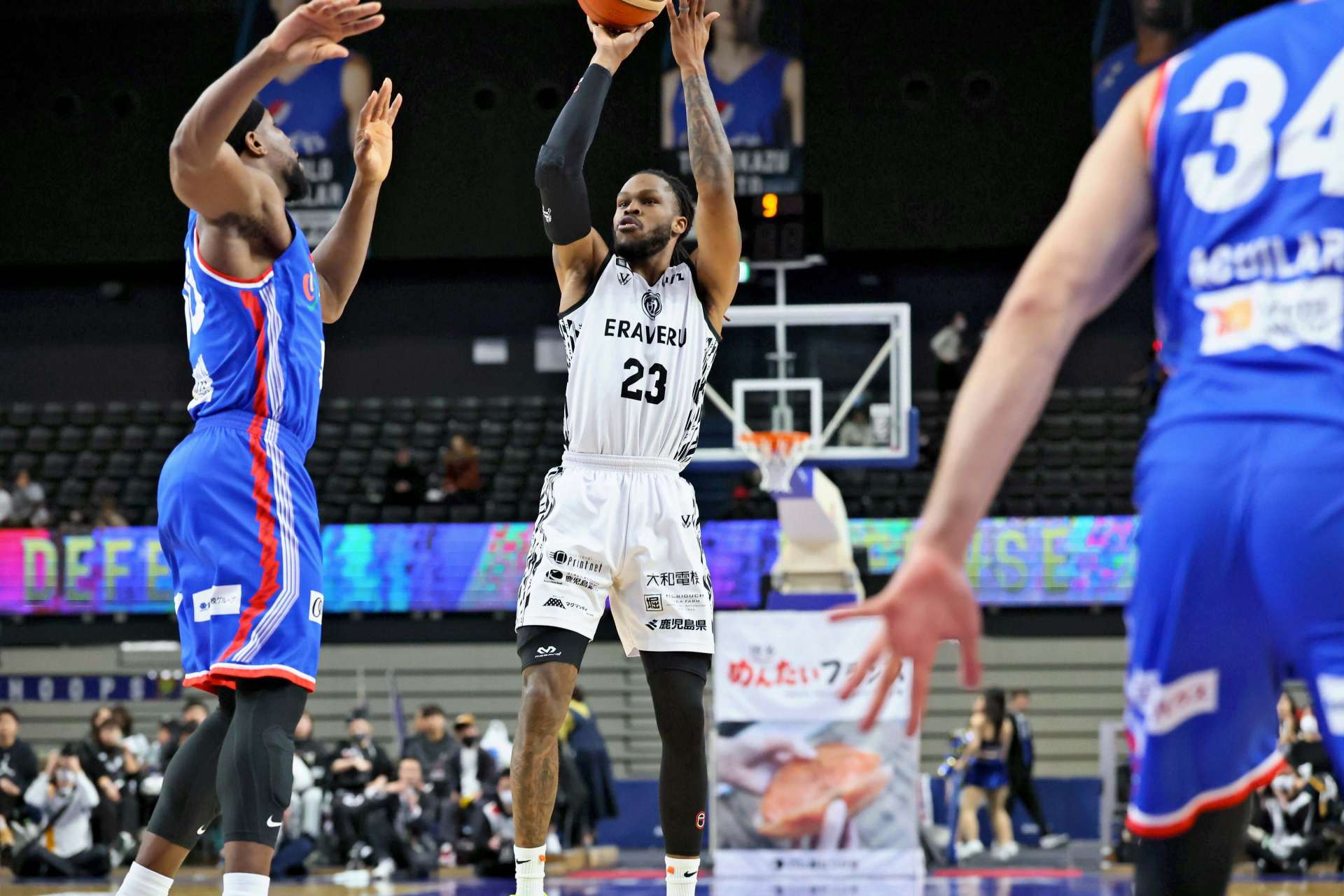 第３クオーター、シュートを放つレブナイズのゲインズ＝福岡市の照葉積水ハウスアリーナ（Ｂリーグ提供）