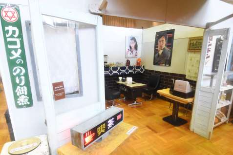 ゲーム機が置かれた昭和の喫茶店を再現＝２１日、南さつま市民会館大ホール