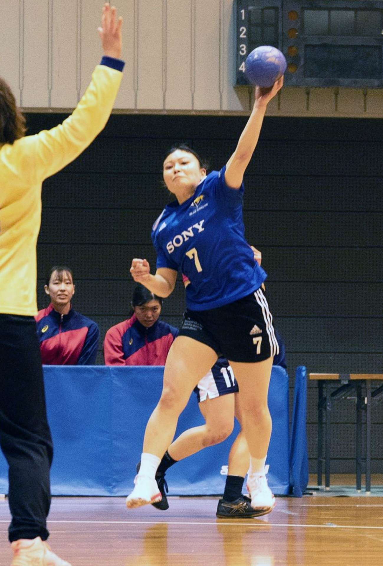 シュートを放つブルーサクヤの服部＝マエダハウジング東区スポーツセンター