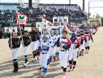 元気よく入場行進する選手たち＝鹿児島市の平和リース球場