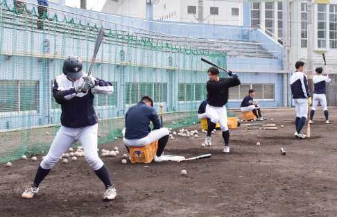 熱心に打撃練習をする立教大学の野球部員たち＝阿久根市野球場