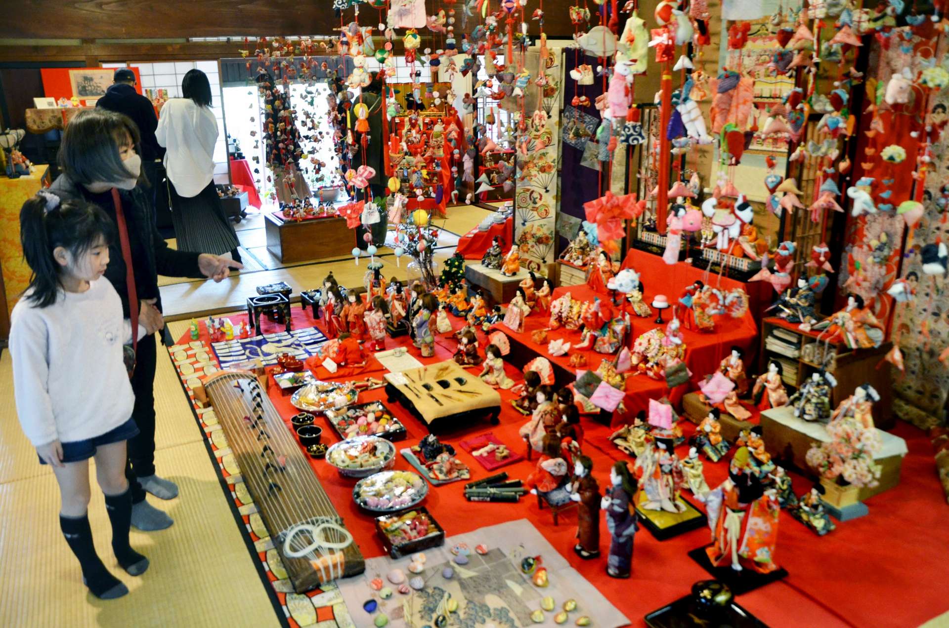 華やかな展示に見入る来場者＝２２日、都城市高城町高城の旧後藤家商家交流資料館
