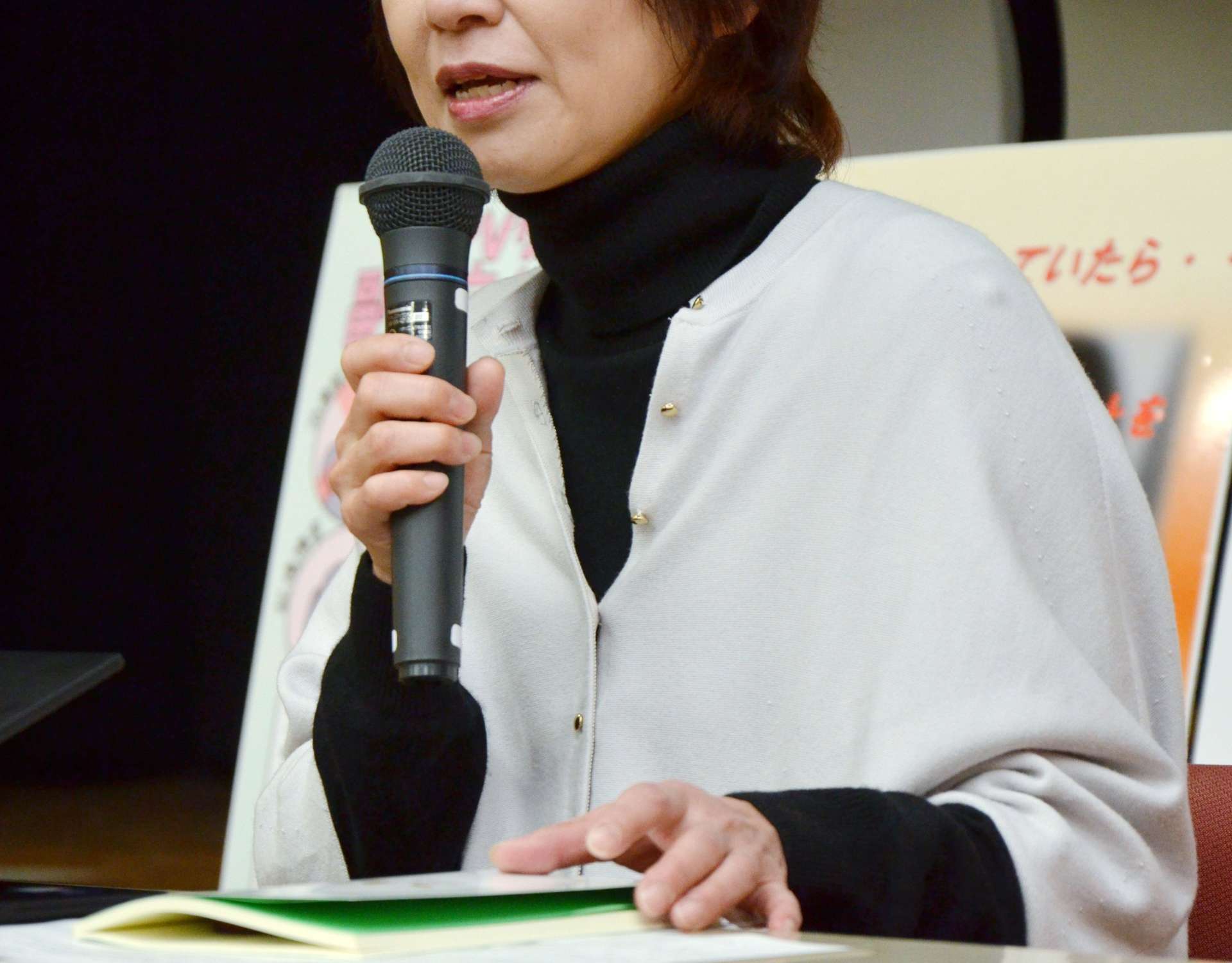 ワクチン接種後、娘に出た全身の強い痛みなどについて語る母親＝２２日、鹿児島市勤労者交流センター